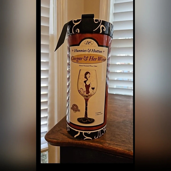 Hunnies & Hotties Wine Glass - Picture 1 of 1